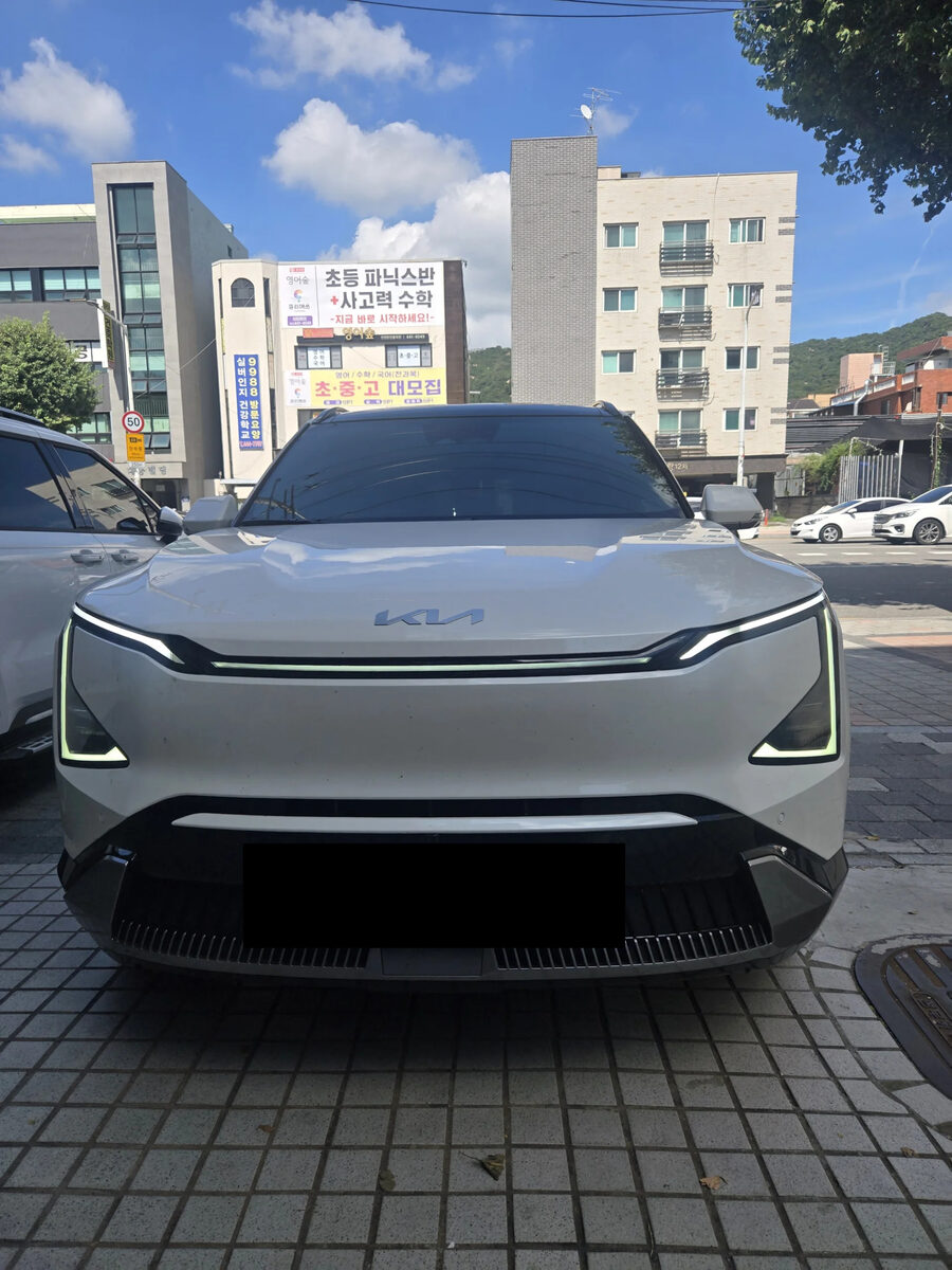 전시장에 놓인 기아 EV5 전면 모습