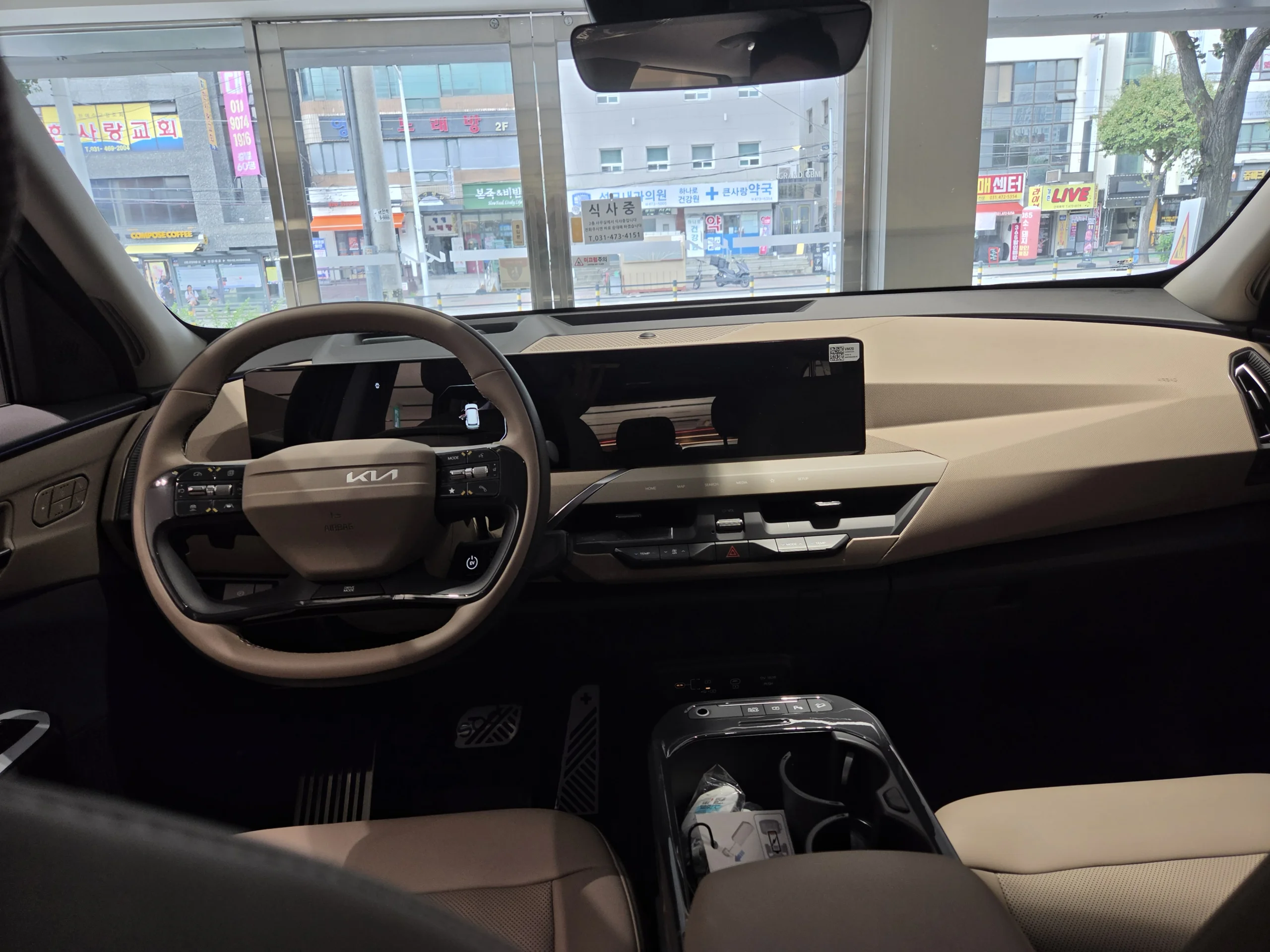 기아 EV5 전시장 촬영 사진