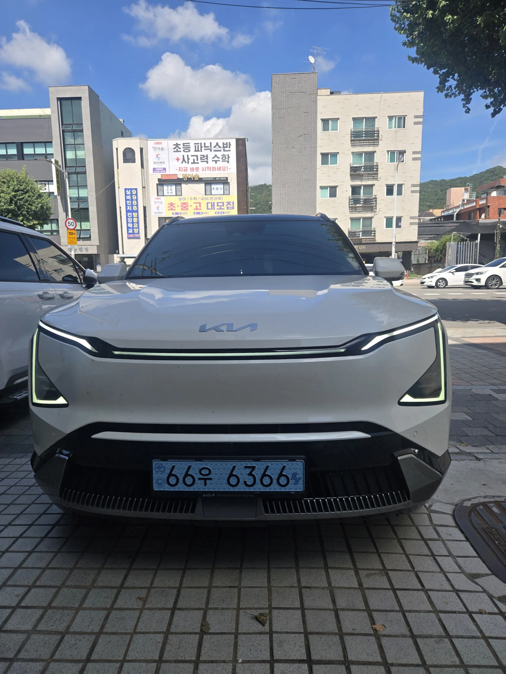 기아 EV5 전시장 촬영 사진